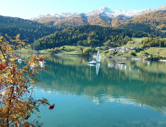 Segeln auf den Reschensee im Herbst