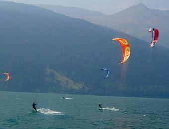 Kitesurfer auf dem Reschensee