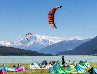 Kitesurfer am Reschensee