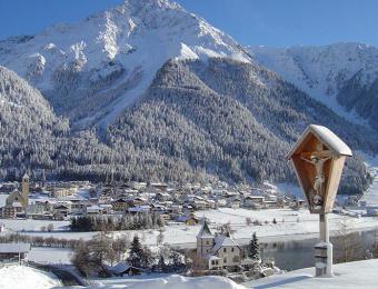 Panorama invernale del lago di Resia