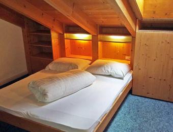 Schlafzimmer mit Doppelbett