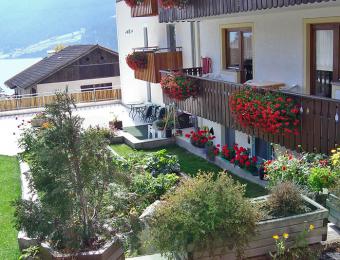 Garten mit Sicht auf den Reschensee