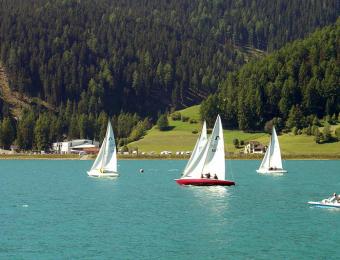 Barche a vela sul lago di Resia