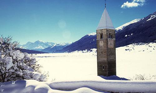 Il campanile nel lago di Resia in inverno Il campanile nel lago di Resia in inverno
