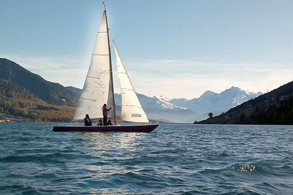 Vela in autunno sul lago di Resia