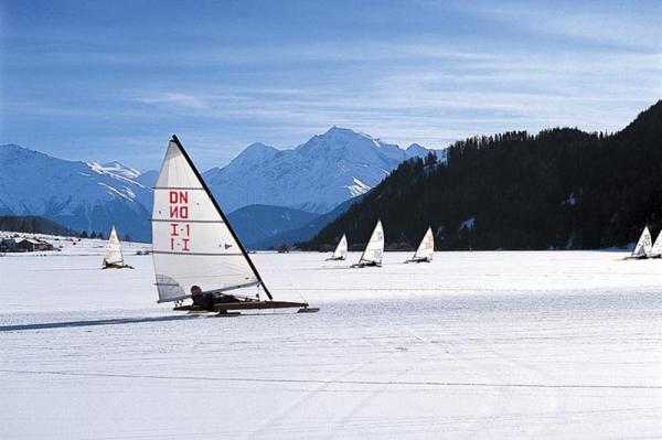 Vela sul ghiaccio al lago di Resia