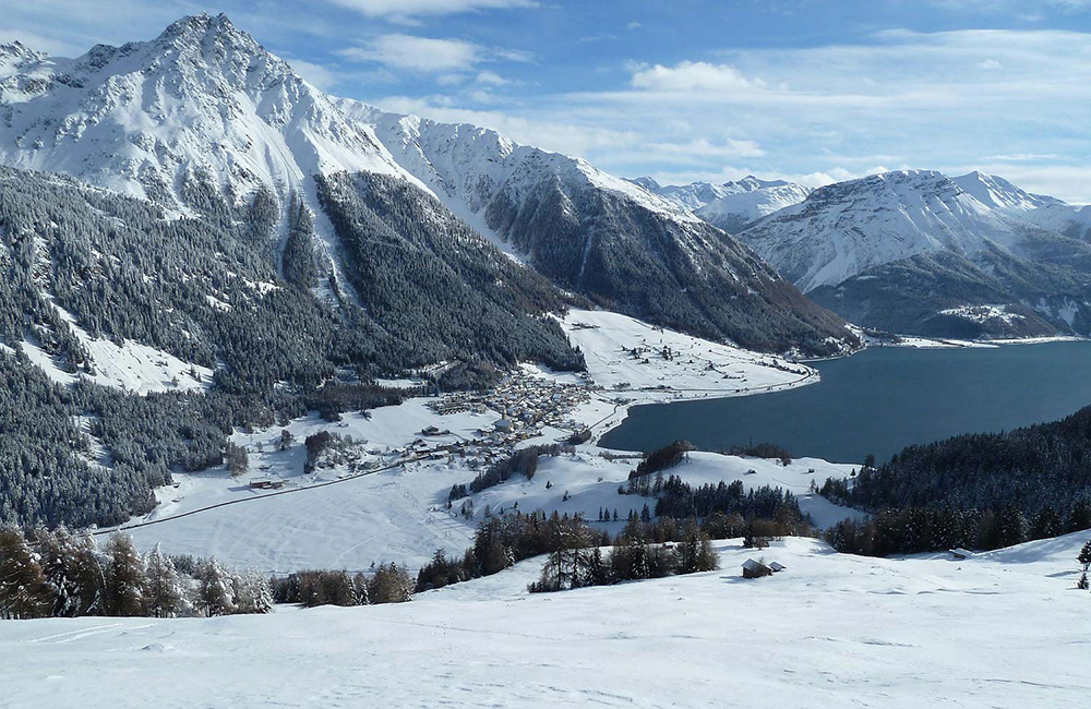 Panorama invernale al lago di Resia