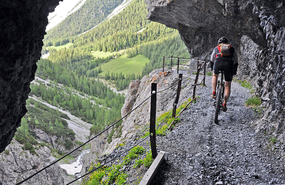 Mountain-bike nella gola d’Uina